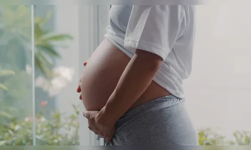 Homem comemora gravidez da esposa sem saber que filho não é dele