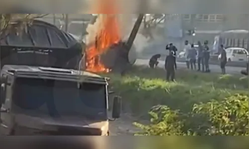 Homem  em chamas é filmado pulando de Sandero que capotou no PR