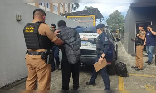 Homem é preso após agredir menina de 7 anos em biblioteca no Paraná