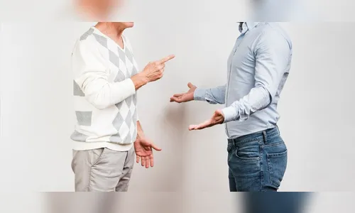 Homem rouba celular do ex-namorado e ameaça 