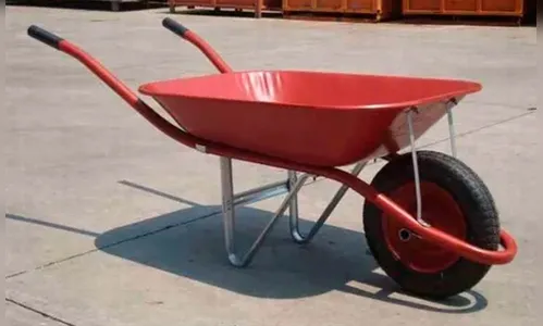 Bandidos usam 'carrinho de mão' para furtar máquina em barracão