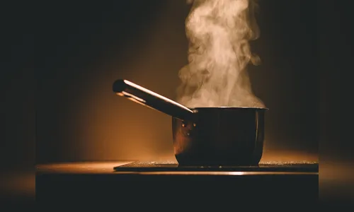 Moradora se defende com 'panelada' após grupo tentar invadir casa