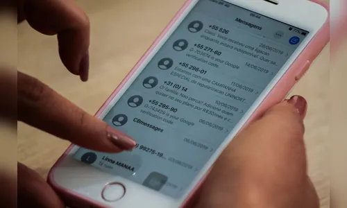 Bandidos se passam por funcionários de banco e mulher perde R$ 83 mil