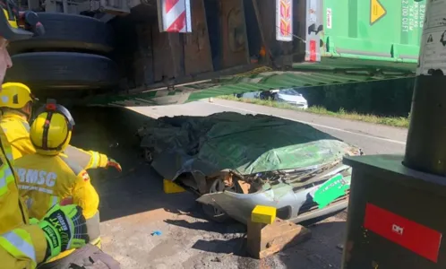 Imagens que circulam nas redes sociais mostram o quão destruído o carro ficou