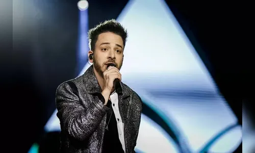 Junior brilhou durante sua primeira apresentação com coreografia em sua carreira solo