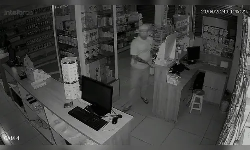 Ladrão leva dinheiro do caixa após arrombar a porta de farmácia; veja
