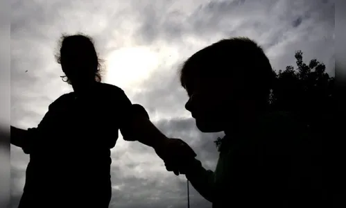 Mãe é condenada por permitir namoro de filha grávida aos 12 anos