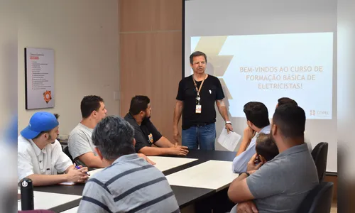 Eletricistas participam de curso da Copel; inscrições estão abertas