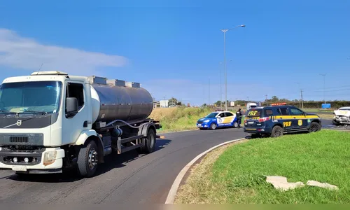 Caminhoneiro envolvido em acidente com carro da saúde é preso