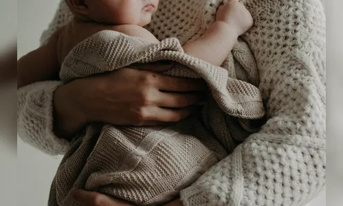 Mulher com bebê no colo é agredida com taco de sinuca pelo companheiro