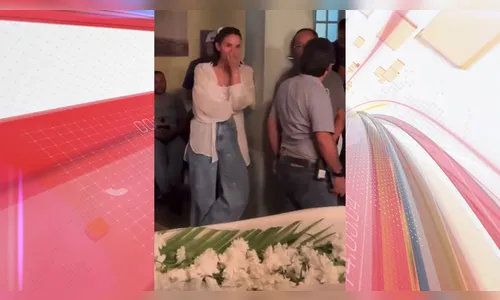 No vídeo, é possível ver Ilana emocionada com a cena do namorado no caixão