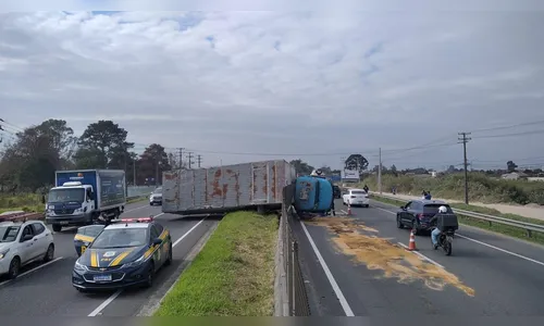 Caminhão tomba e interdita parcialmente pista da BR-277
