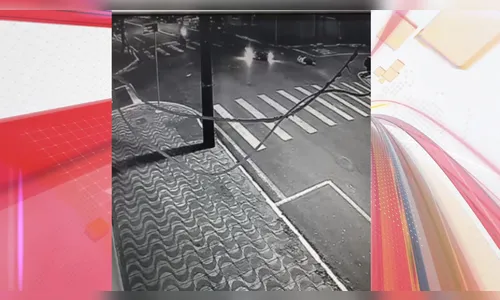 Câmera flagra momento de acidente entre carro e moto em Apucarana