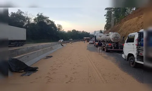 Caminhão tomba em Tibagi e interdita pista; caminhoneiro ficou ferido