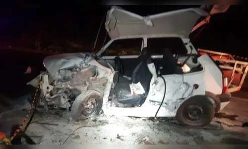 Homem morre após colidir Fiat Uno em carreta na BR-373 no PR