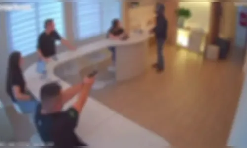 Vídeo mostra empresário reagindo e atirando em assaltante; veja