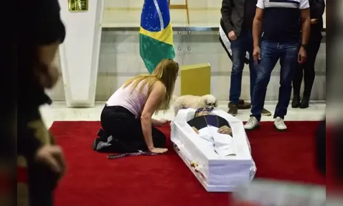 O caixão do cantor Nahim foi colocado sobre o chão