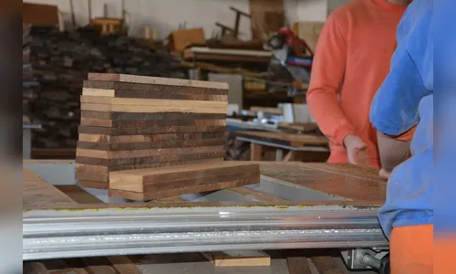 Presos convertem madeira apreendida em piso para o Corpo de Bombeiros