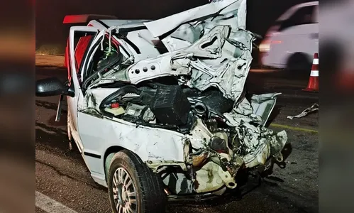 Carro fica destruído após bater contra caminhão; motorista morreu