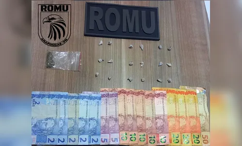 Porções de crack são achadas em tênis em cima de árvore em Arapongas