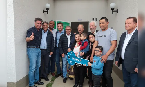 Casa Fácil Paraná: com apoio do Estado, famílias recebem chaves