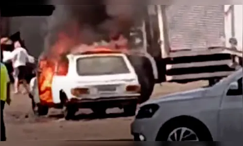 Carro pega fogo em pátio de posto de combustíveis em Ivaiporã