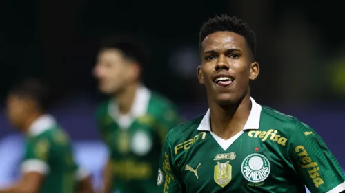O jogador Estêvão, do Palmeiras, comemora seu gol contra a equipe do EC Juventude