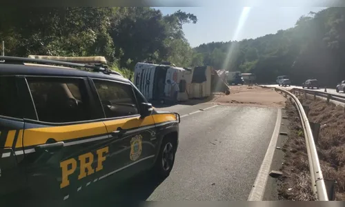 Caminhão tomba e interdita pista da BR-376 em Tibagi