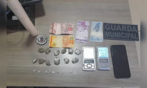 Homem é preso após ser flagrado traficando drogas em frente à escola