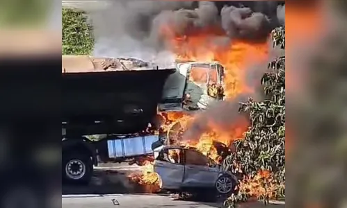Carro e carreta pegam fogo após colisão; duas pessoas morrem