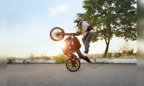 PM flagra motociclistas empinando e cortando giro e apreende 3 motos