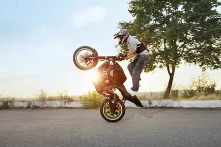 PM flagra motociclistas empinando e cortando giro e apreende 3 motos