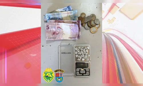 PM prende homem por tráfico que escondia crack em uma árvore