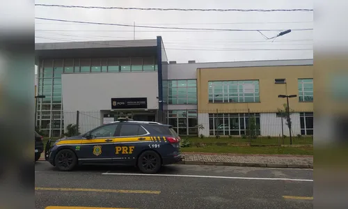 PRF prende mulher bêbada que dirigia carro com uma das rodas 