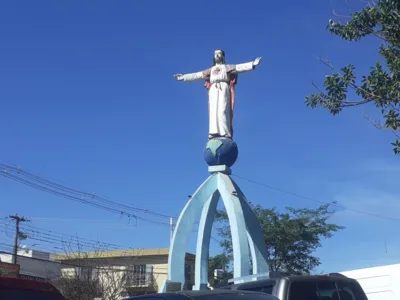 Previsão de sol, sem nuvens no céu