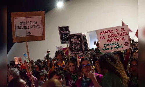 Onze mulheres assinam projeto que equipara aborto a homicídio; lista