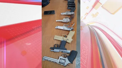 Quatro pistolas, dois revólveres e 10 carregadores estavam escondidos nos bancos do motorista e passageiro