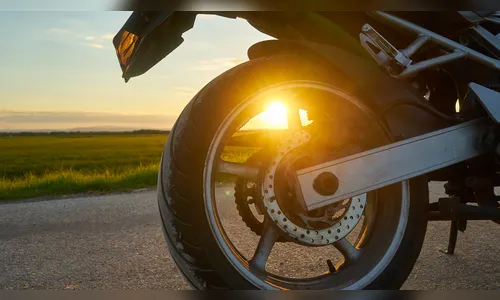 Rapaz com CNH vencida e moto com pendências fica ferido em acidente