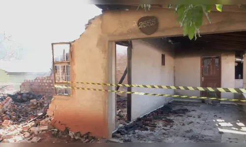 Homem incendeia casa da ex-esposa na frente de policiais militares