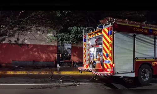 Corpo de Bombeiros de Arapongas combatem incêndio em restaurante