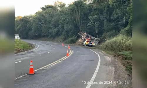 Caminhoneiro sai ileso após perder controle e tombar na PR-092