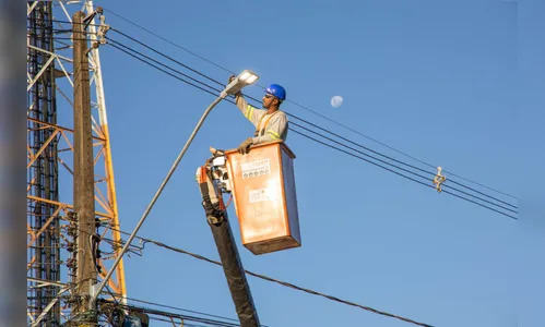 Luminárias de LED começam a ser instaladas no Jardim Apucarana
