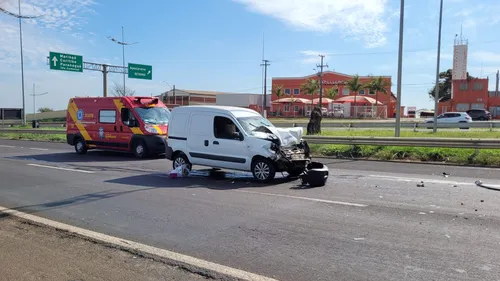 A dianteira do Fiat Doblo ficou destruída