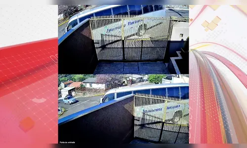 Vídeo mostra micro-ônibus descendo rua antes de atingir casa; veja