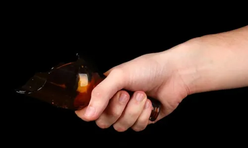 Homem é atacado com golpes de garrafa quebrada em Apucarana