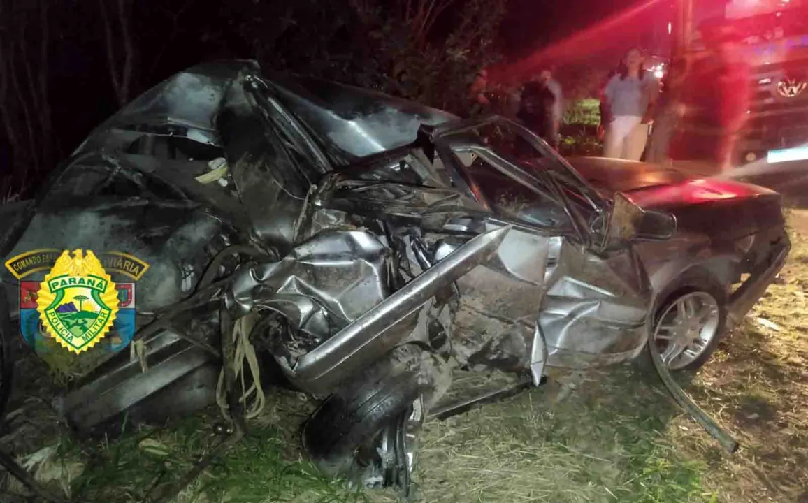 A batida entre um Ford Focus e um Volkswagen Santana ocorreu por volta das 19h50