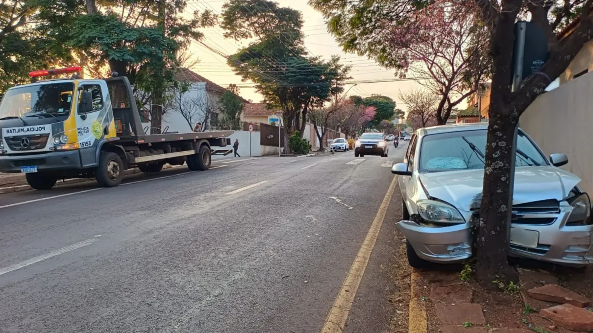 A colisão aconteceu na Avenida Munhoz da Rocha, no cruzamento com a Rua Antônio José de Oliveira
