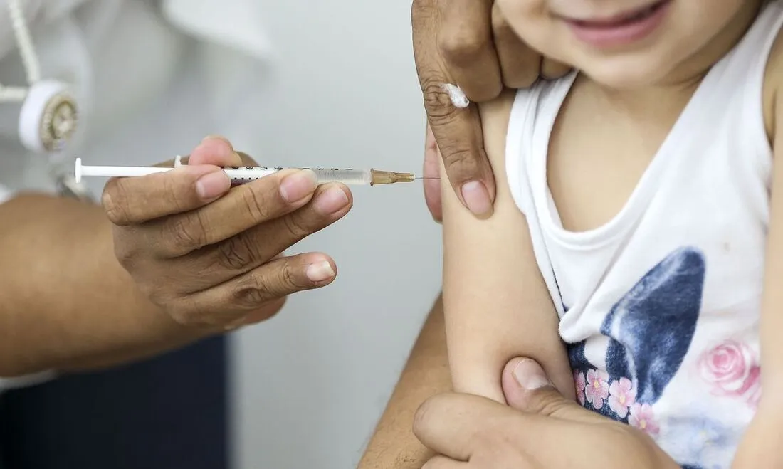 A imunização contra a doença nas crianças ocorre por meio da vacina pentavalente