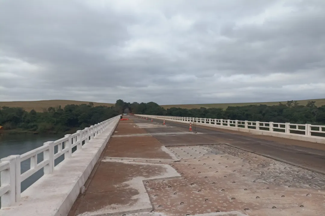 A ponte tem 319,20 metros de comprimento e 13,75 metros de largura