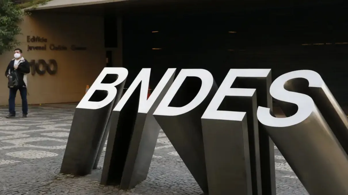 BNDES faz concurso com salário de R$ 20,9 mil e 900 vagas; veja edital